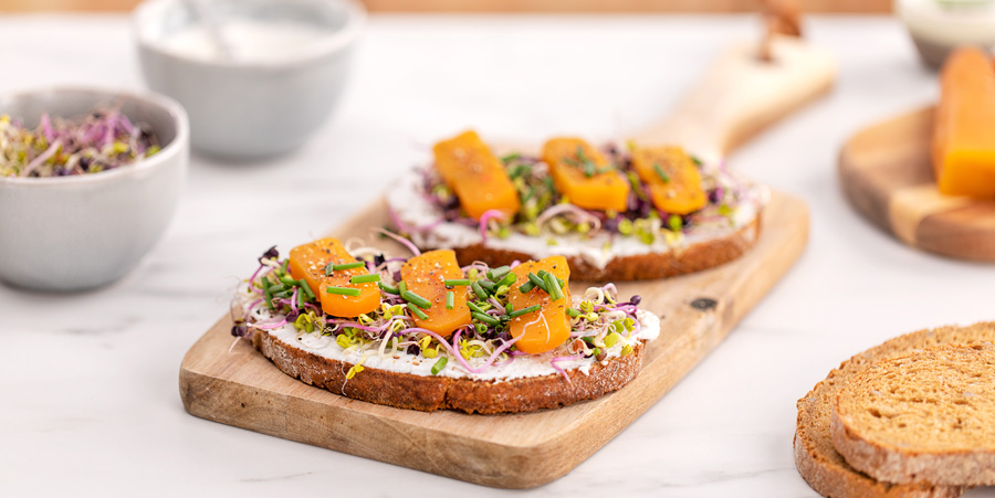 Receta Tostas de ricotta con germinados y jueva de mújol